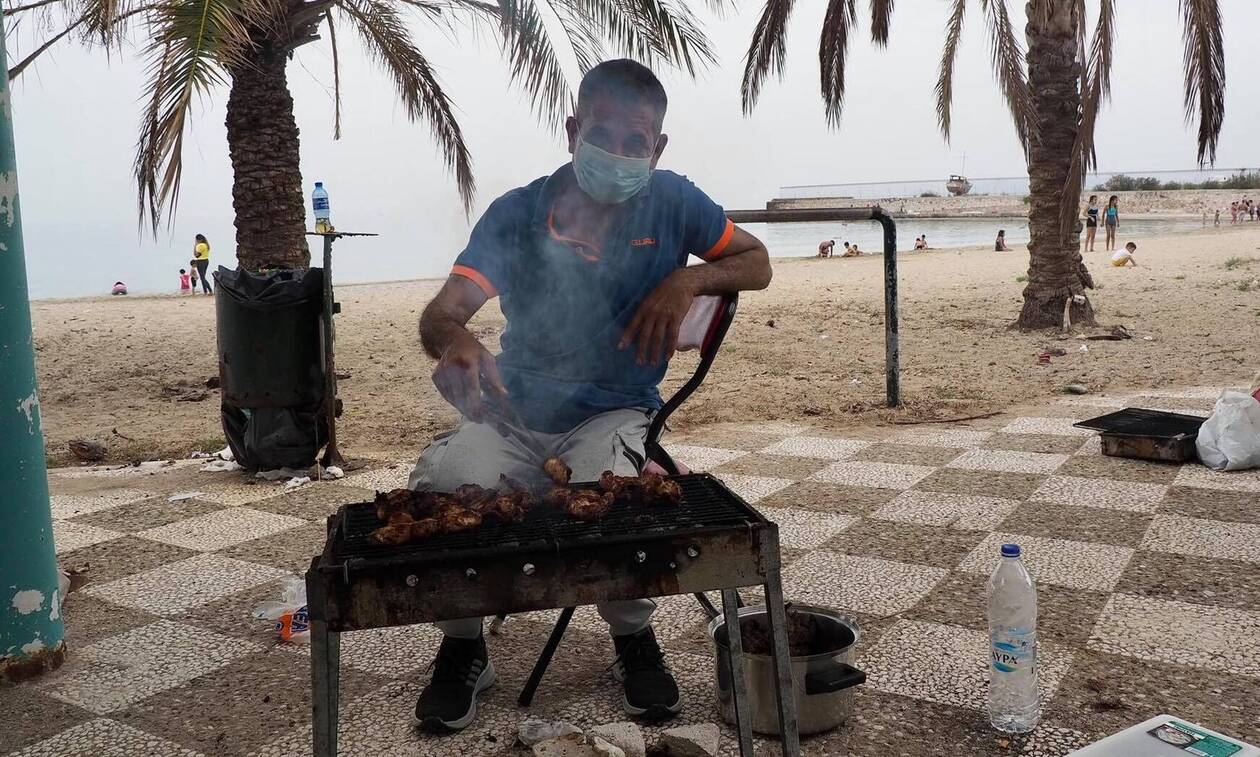 Φωτογραφίες: Ψήνοντας για το Πάσχα στην παραλία στο Ελληνικό