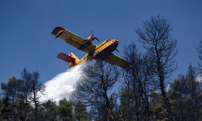 Αεροσκάφος της Πυροσβεστικής επιχειρεί σε φωτιά