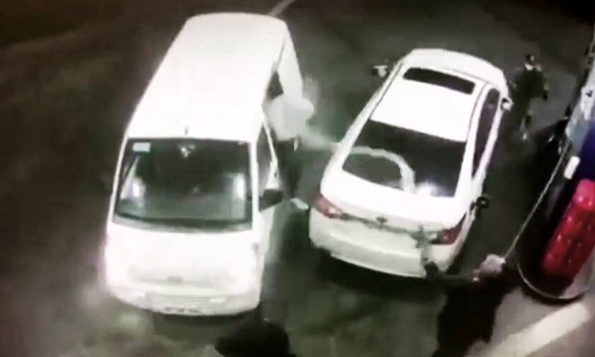 Πήγαν να του κλέψουν το αυτοκίνητο και τους… έλουσε με βενζίνη