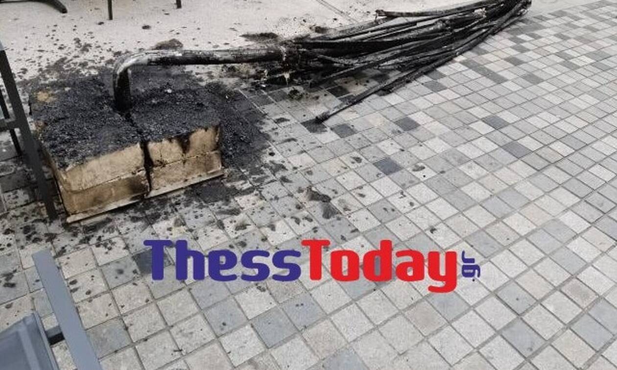 Επίθεση σε καφετέρια στη Θεσσαλονίκη – Έκαψαν ομπρέλα