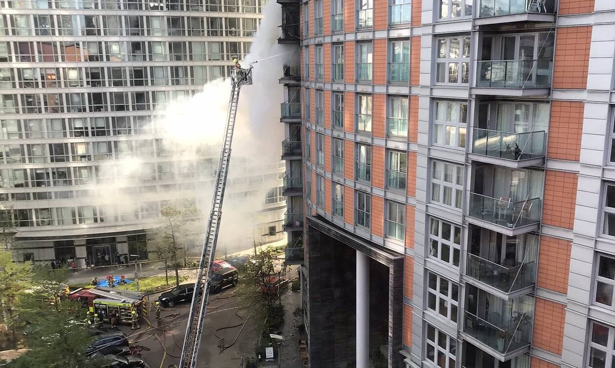 Λονδίνο: Μεγάλη φωτιά σε κτίριο- «Ξυπνούν» μνήμες Γκρένφελ