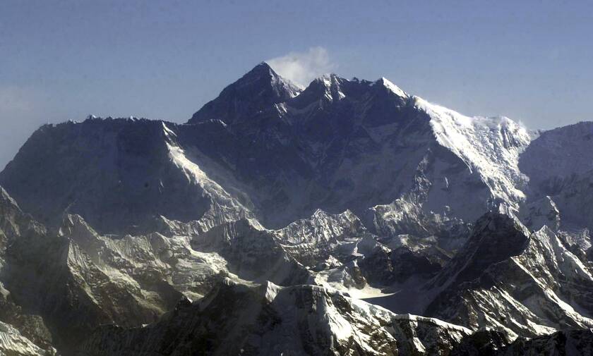 Koρονοϊος: Το Νεπάλ ζητάει απο τους ορειβάτες του Έβερεστ τις άδειες φιάλες οξυγόνου!