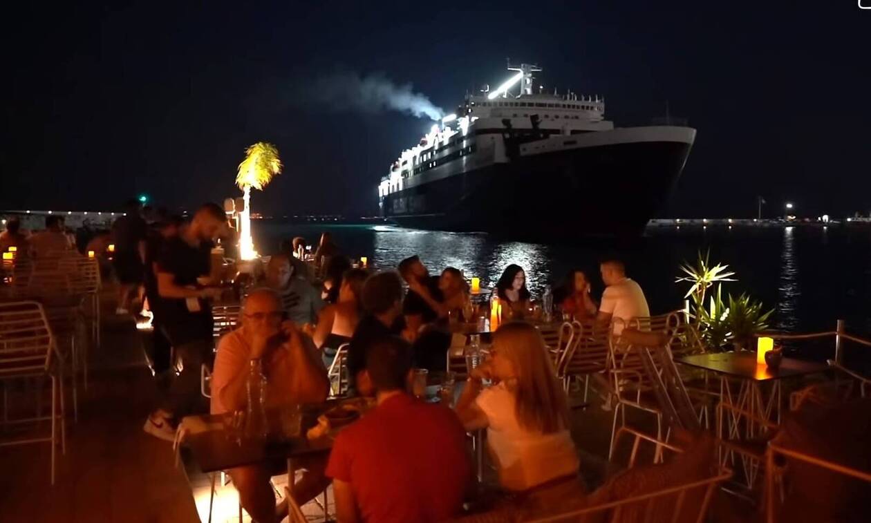 Χίος: Το απίστευτο μπαρ που τα πλοία περνούν δίπλα στους θαμώνες