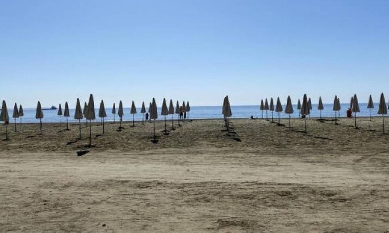 Κύπρος: Με πρωτόκολλα και απολυμάνσεις άνοιξαν οι παραλίες του Δήμου Λάρνακας