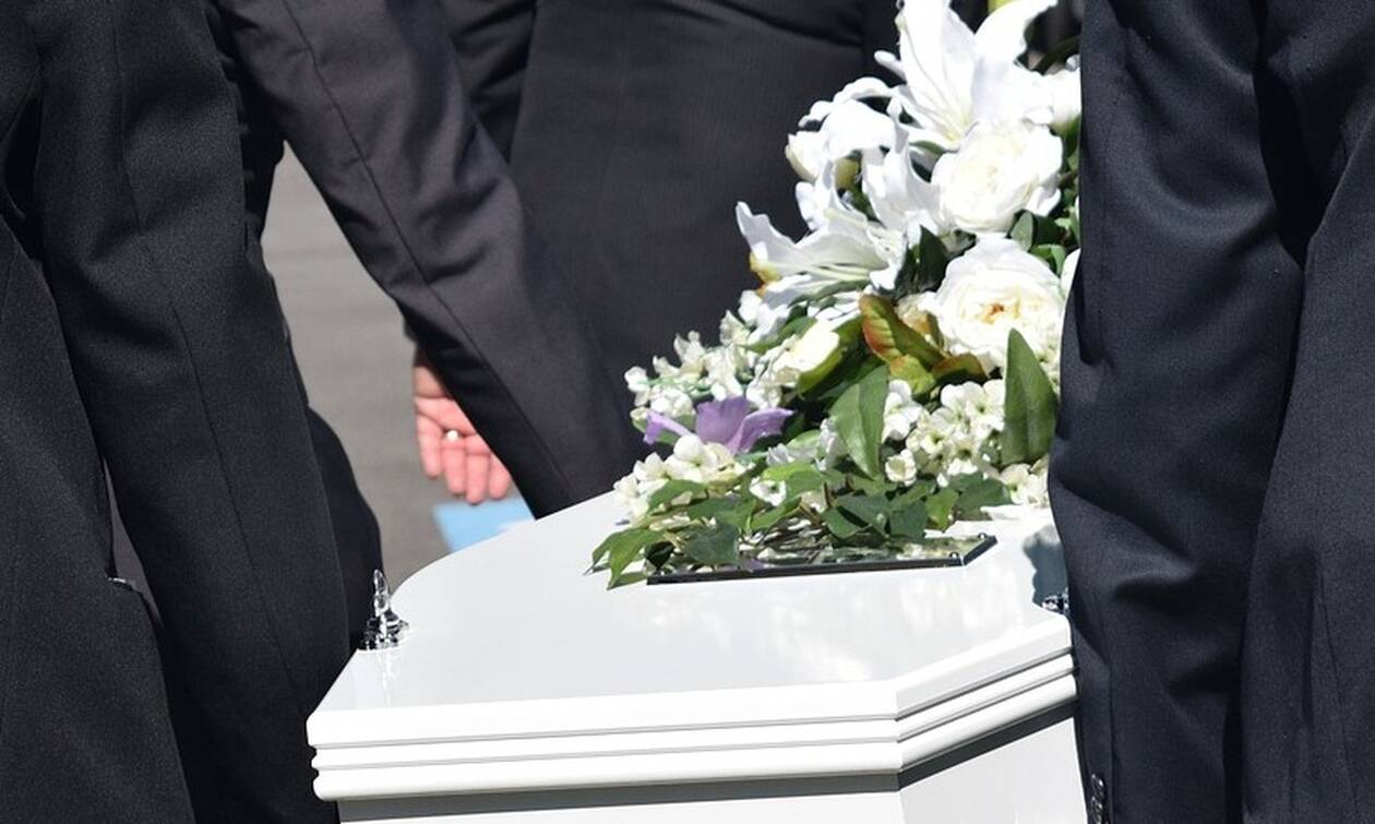 Σκηνοθέτησε την κηδεία του φίλου της... για να πιστέψει η ερωμένη ότι πέθανε
