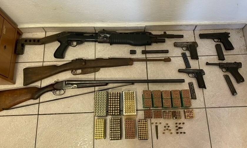 Ηράκλειο: Συνελήφθη 73χρονος με πολεμικό όπλο, πιστόλια, γεμιστήρες, κυνηγετικά όπλα και φυσίγγια