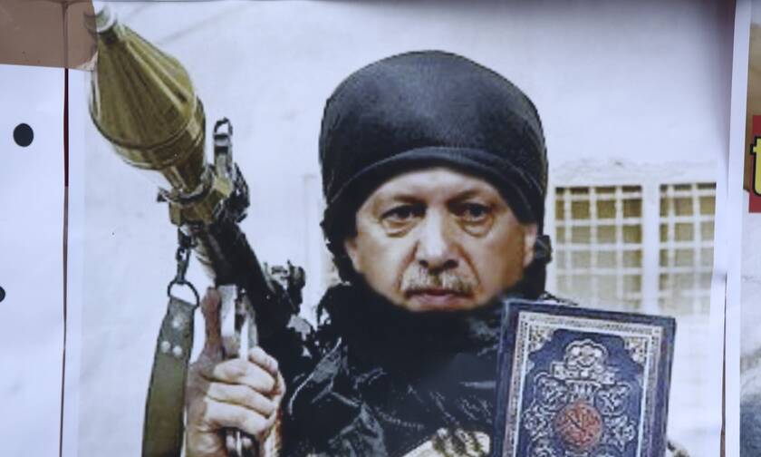 Ο Ερντογάν ως τζιχαντιστής σε αφίσα, μετά την εισβολή των Τούρκων στη Συρία