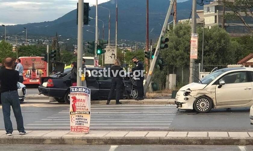 Θεσσαλονίκη: Σφοδρή σύγκρουση οχημάτων - Τραυματίστηκε μια γυναίκα