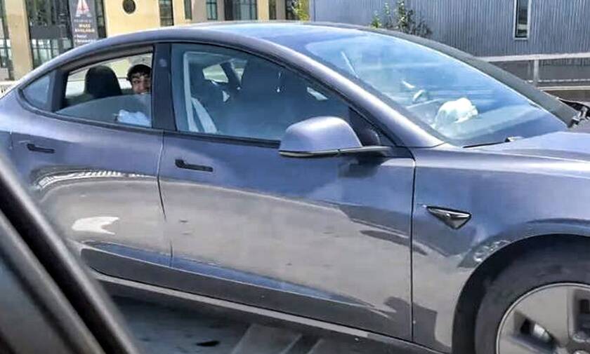 Η αστυνομία συνέλαβε 25χρονο που «οδηγούσε» Tesla από το… πίσω κάθισμα (vid)