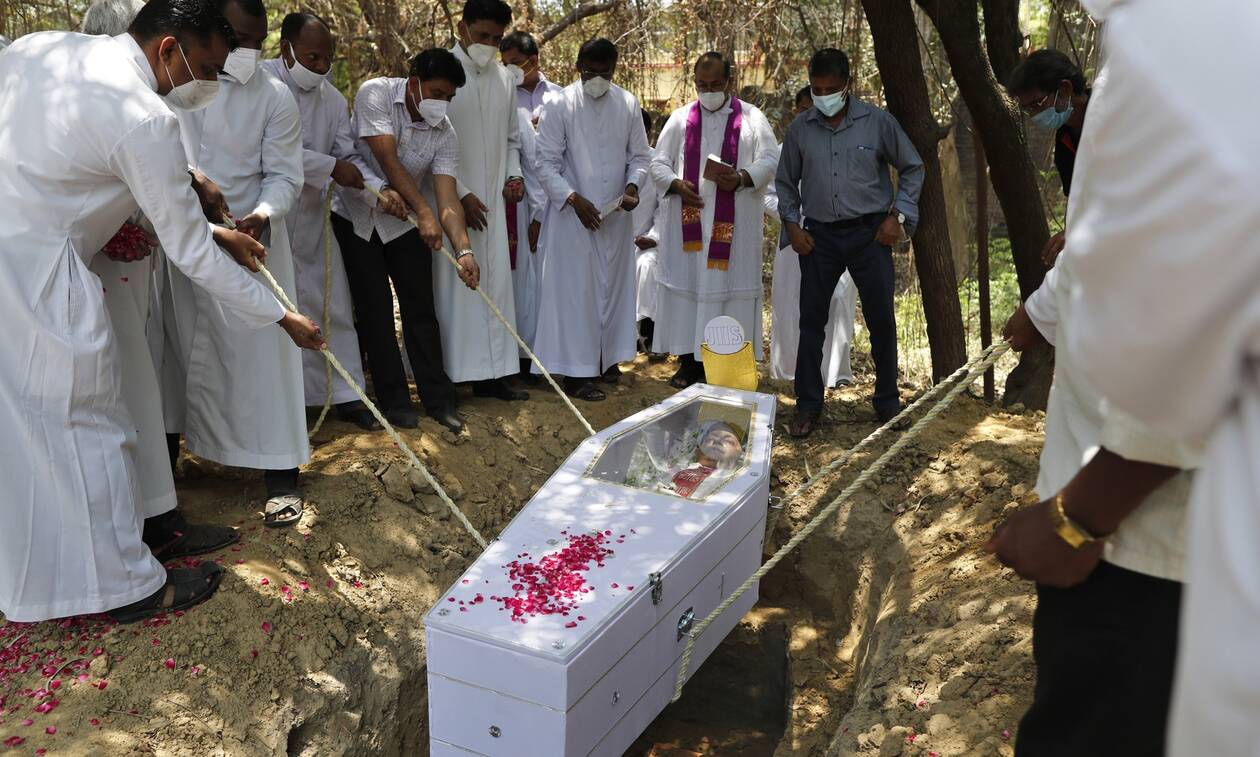 Ινδία:  Πάνω από 270.000 οι θάνατοι λόγω Covid-19, 24,7 εκατ. τα συνολικά κρούσματα