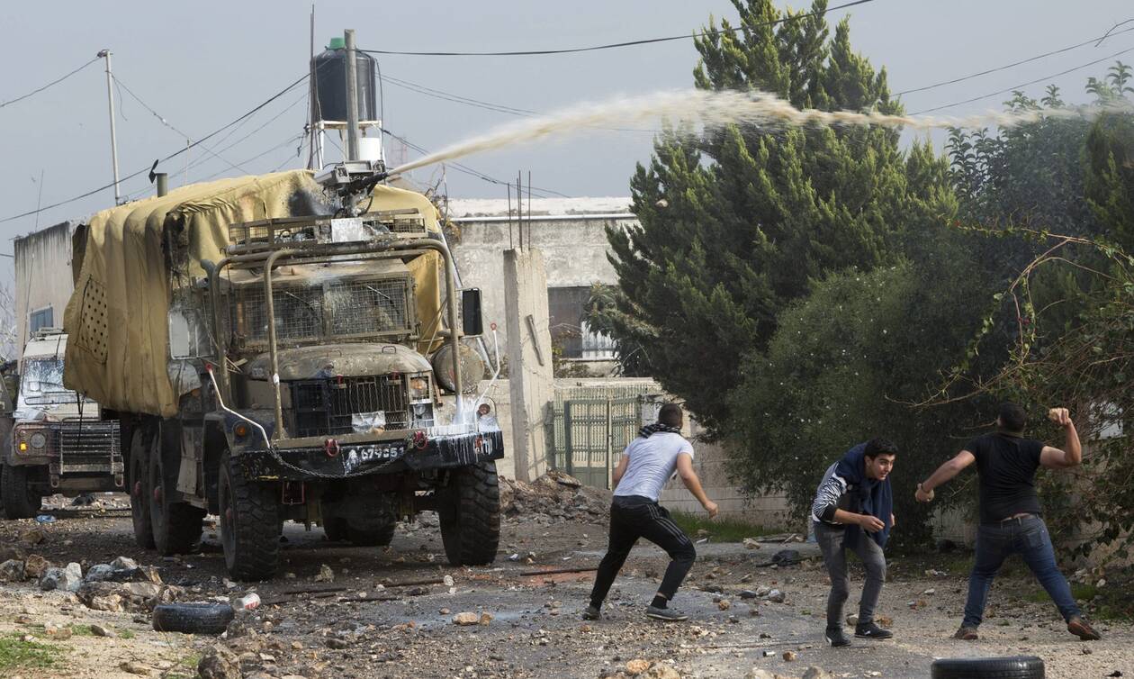 «Skunk water»: Το... βρομερό όπλο των Ισραηλινών κατά των Παλαιστινίων - Τους πετούν απόβλητα!
