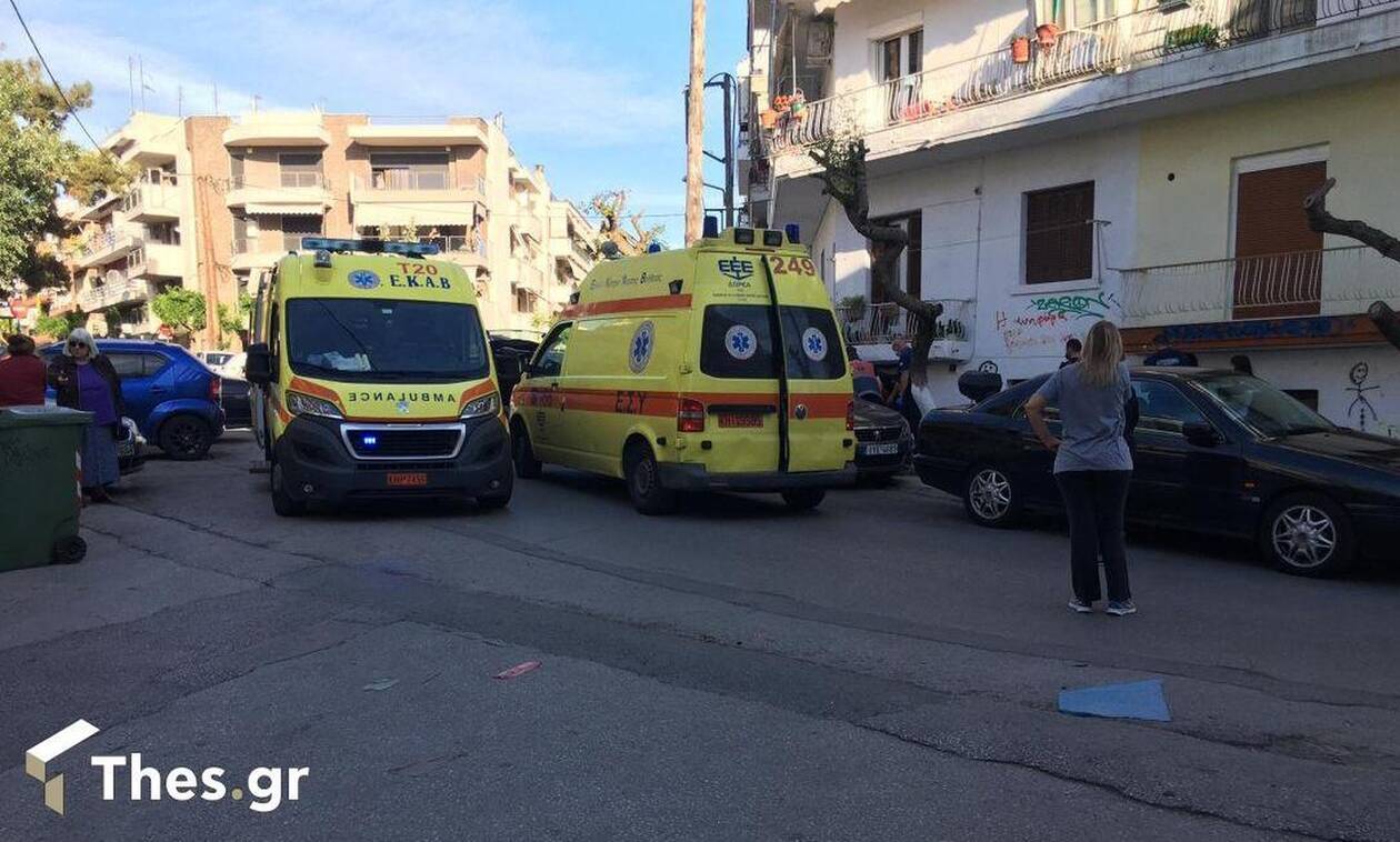 Θεσσαλονίκη: Γυναίκα ζαλίστηκε και έπεσε από τον 2ο όροφο πολυκατοικίας (vid)