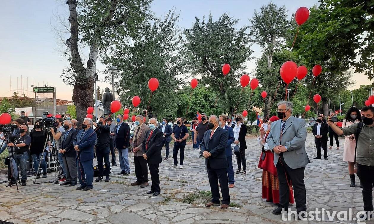 Θεσσαλονίκη: Κόκκινα μπαλόνια και αναμμένα κεριά για τη Γενοκτονία των Ποντίων