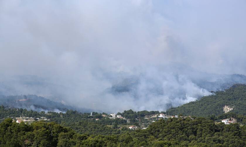 Φωτιά ΤΩΡΑ στην Κορινθία: Ο καπνός και η στάχτη έφτασαν μέχρι την Ικαρία και τη Σύρο