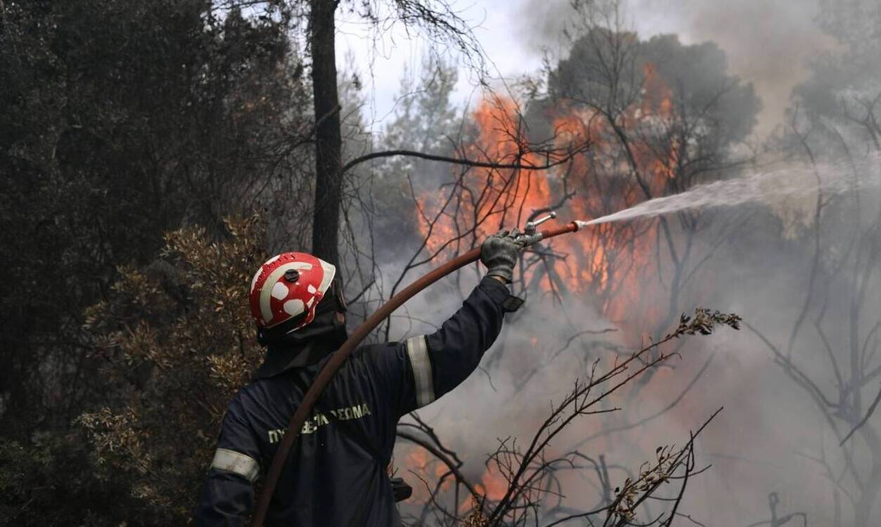 Φωτιά ΤΩΡΑ - Εκπρόσωπος τύπου Πυροσβεστικής: Έχουμε διάσπαρτες εστίες, βελτιωμένη η εικόνα