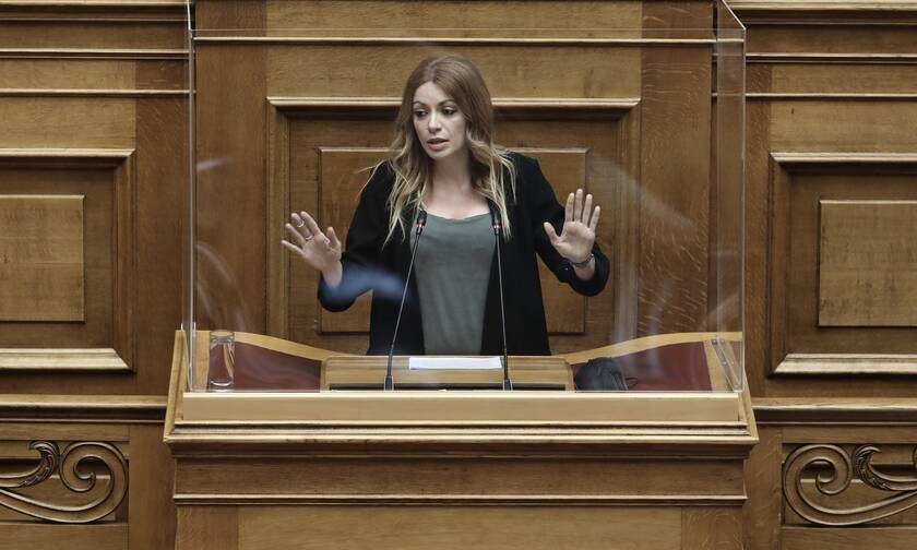 Αδαμοπούλου στο Newsbomb.gr: Το νομοσχέδιο για τα εργασιακά μετατρέπει την απασχόληση σε «γαλέρα»