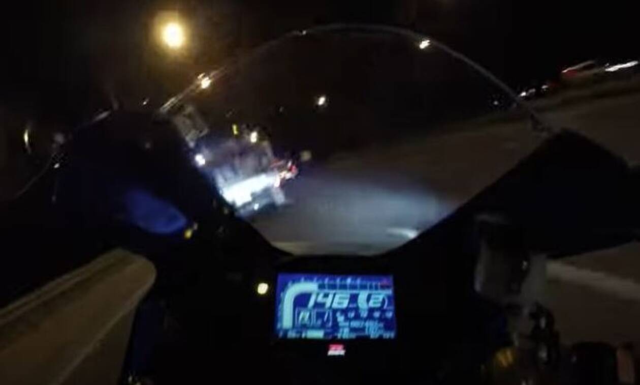 Τρομακτικό βίντεο: Η στιγμή που μοτοσικλέτα «καρφώνεται» σε φορτηγό με 150χλμ./ώρα