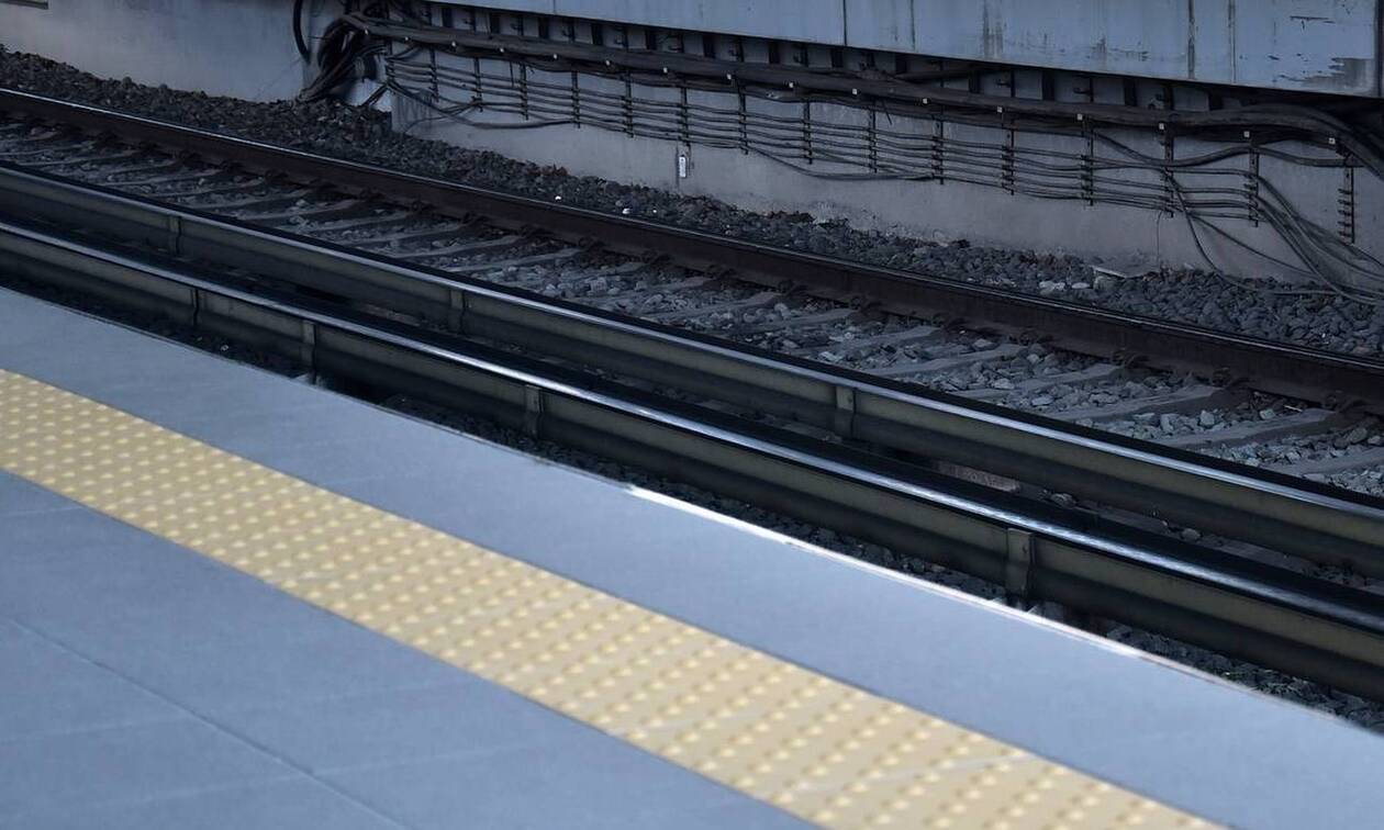 Συναγερμός στον ΗΣΑΠ Καλλιθέας: Άνδρας έπεσε στις ράγες του τρένου