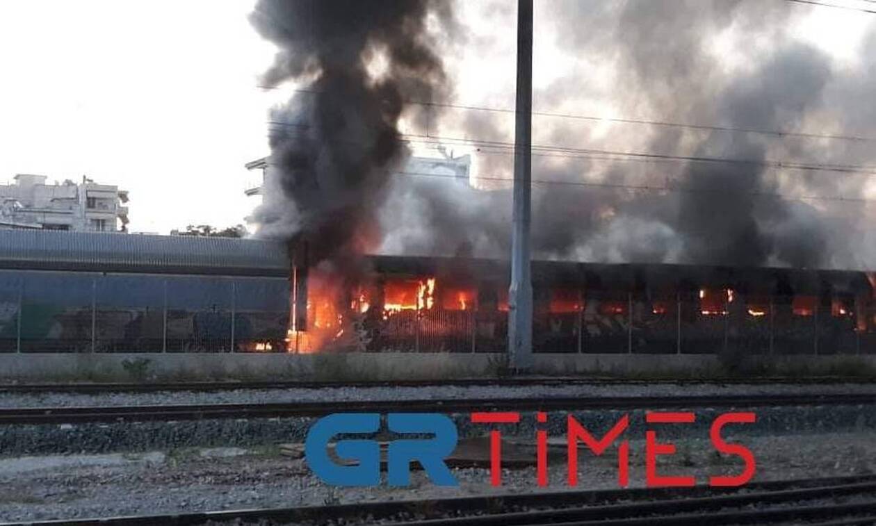 Θεσσαλονίκη: Συναγερμός για φωτιά σε εγκαταλελειμμένα βαγόνια του ΟΣΕ
