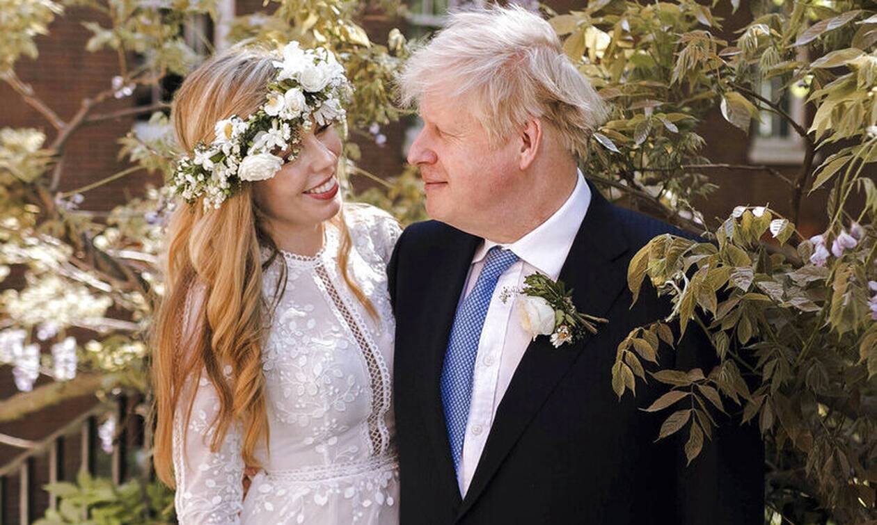 Τζόνσον - Σίμοντς: Οι πρώτες φωτογραφίες από τον γάμο τους - Επέλεξε νυφικό Έλληνα σχεδιαστή