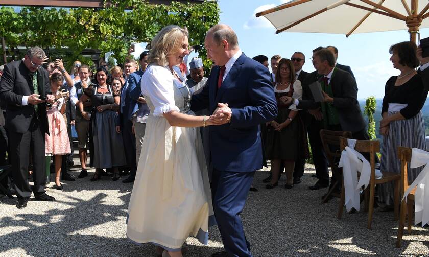 Αυστρία: Στο ΔΣ ρωσικής πετρελαϊκής εταιρείας η πρώην ΥΠΕΞ που χόρευε με τον Πούτιν στο γάμο της