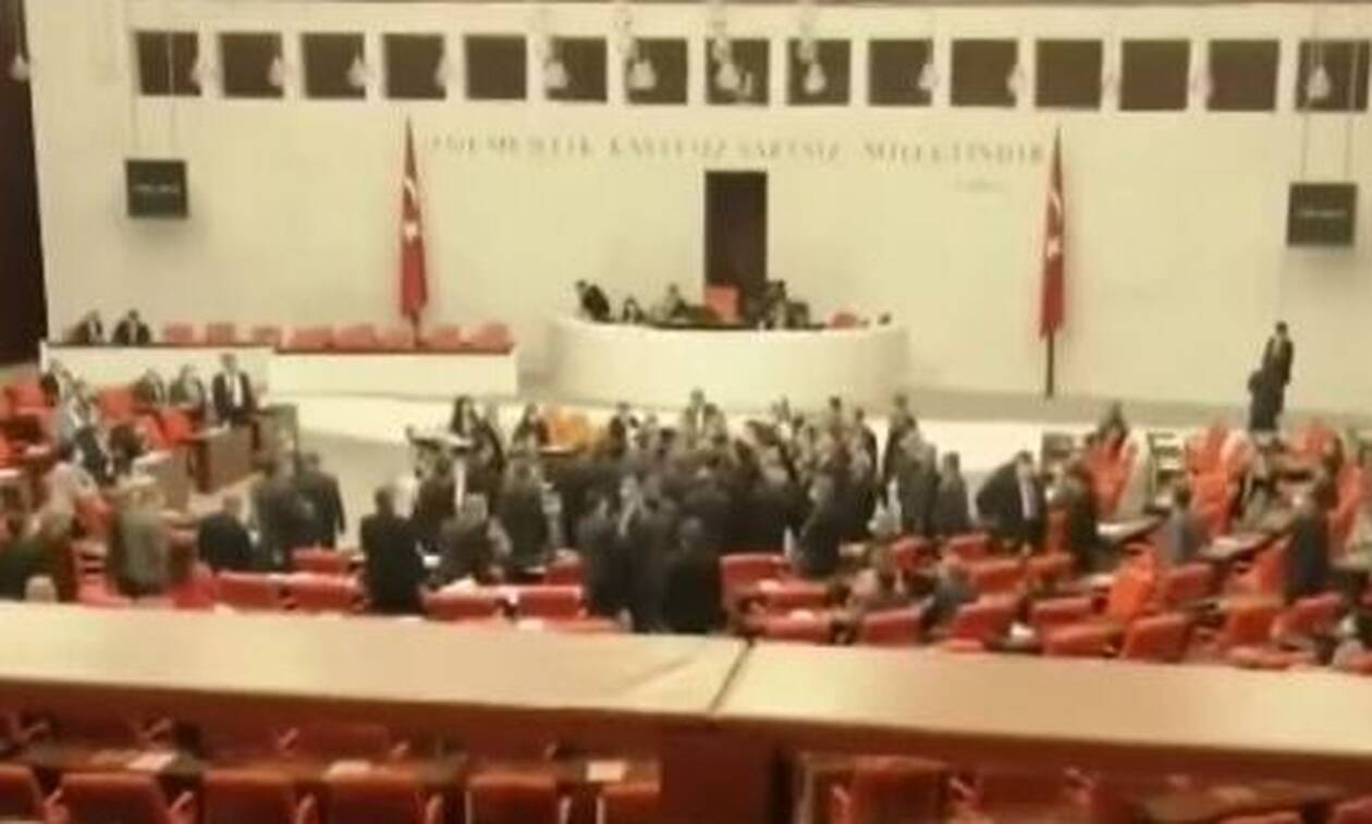Τουρκία: Χάος στο κοινοβούλιο με αναφορές στον Ερντογάν - «Δεν ξέρει τα όριά του» (vid)