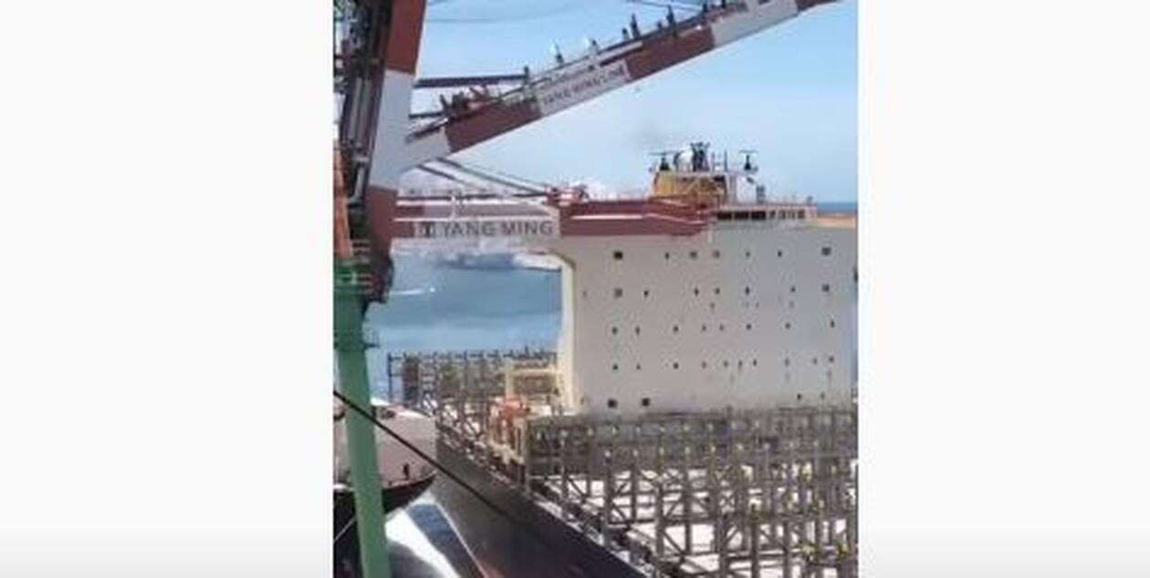 Βίντεο: Μεγάλο φορτηγό πλοίο χτύπησε γερανό σε λιμάνι της Ταϊβάν