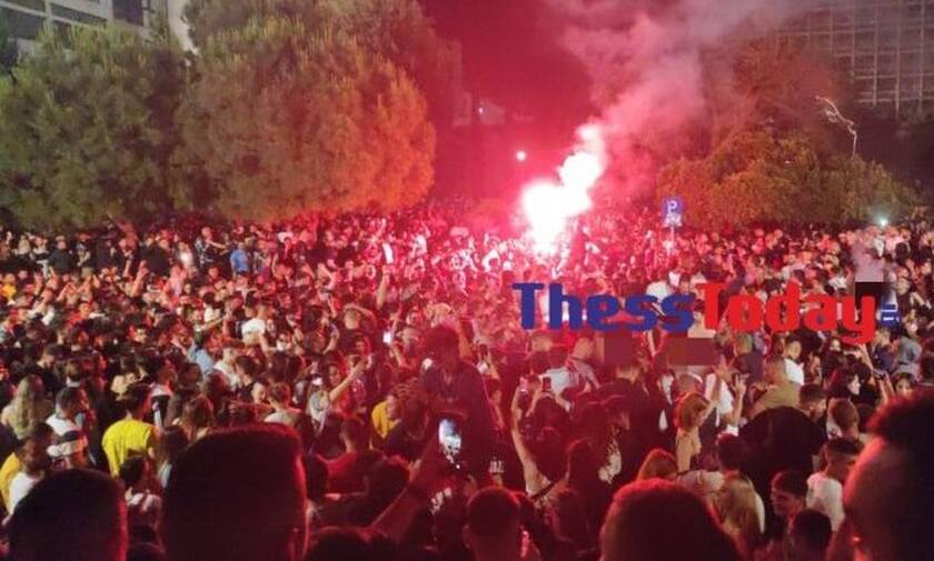 Θεσσαλονίκη: Εικόνες ντροπής στο ΑΠΘ - Πυρσοί και ηχοσυστήματα σε νέο κορονοπάρτι με 3.000 άτομα