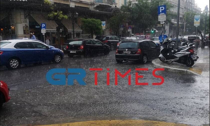 Καιρός: Καταρρακτώδης βροχή στη Θεσσαλονίκη - Πώς θα κινηθεί τις επόμενες ώρες το κύμα κακοκαιρίας