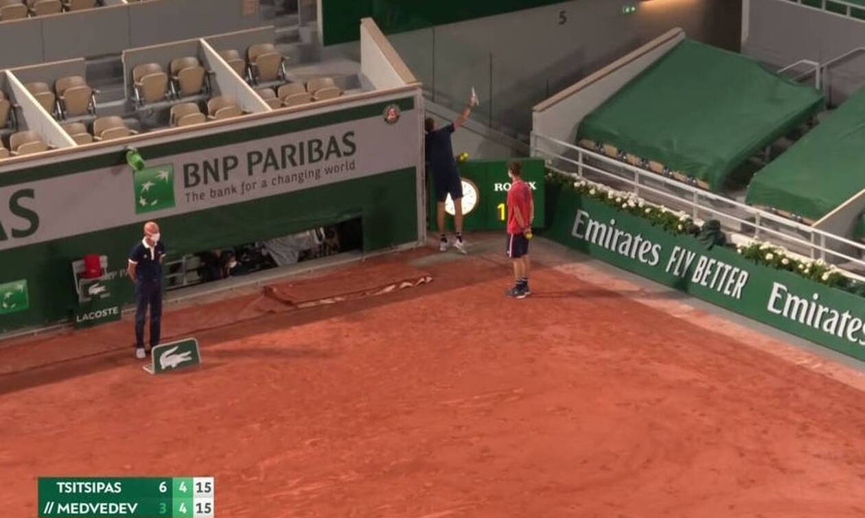 Τσιτσιπάς - Roland Garros: Έξαλλος ο Μεντβέντεφ, έβαλε τις φωνές στους Γάλλους (video)