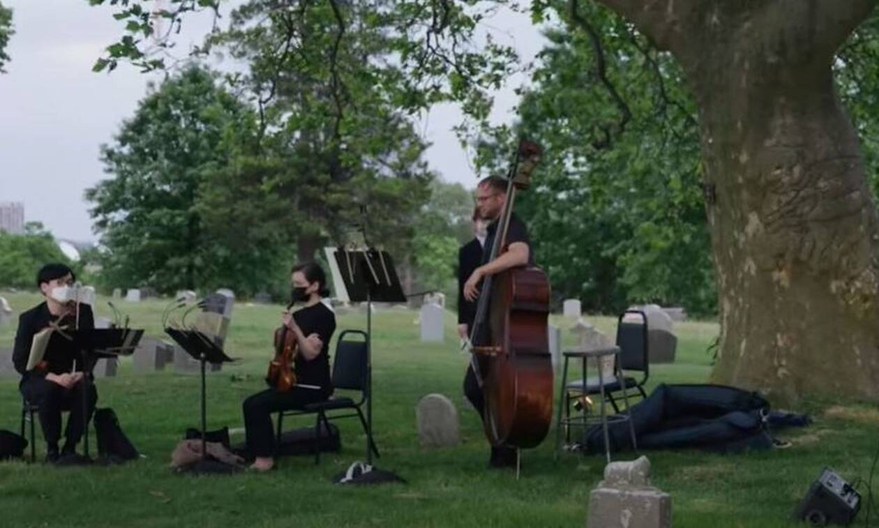 Νέα Υόρκη: Γιατί η Φιλαρμονική Ορχήστρα της πόλης παίζει ανάμεσα…σε τάφους