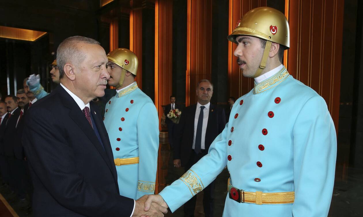 Τουρκία: Ο λαός πεινάει, αλλά ο Ερντογάν «χρυσοπληρώνει» την προσωπική φρουρά του