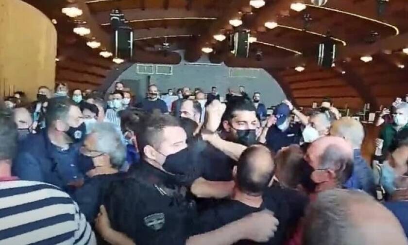 Κοζάνη: Άγριο ξύλο μεταξύ διαδηλωτών και αστυνομίας στο συνέδριο του Εργατικού Κέντρου