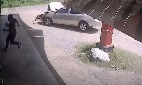 Viral: Άντρας γλιτώνει από αμάξι που έρχεται κατά πάνω του