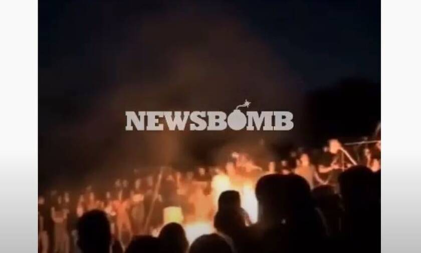 Βίντεο-ντοκουμέντο Newsbomb.gr: Ξέφρενο κορονοπάρτι στη Γλυφάδα - Έκαψαν 60 ομπρέλες στην παραλία