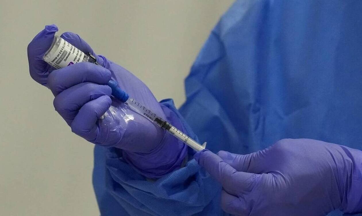 Εμβόλιο Astrazeneca: «Παραθυράκι» Θεμιστοκλέους για νέα αλλαγή στα όρια ηλικίας