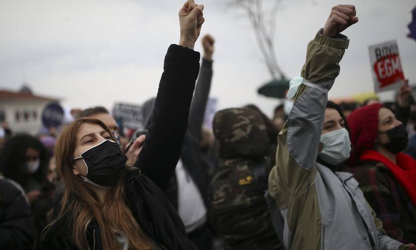 Toυρκία: «Πιο θανατηφόροι οι άνδρες από τον κορονοϊό» - Οργή των γυναικών κατά του Ερντογάν