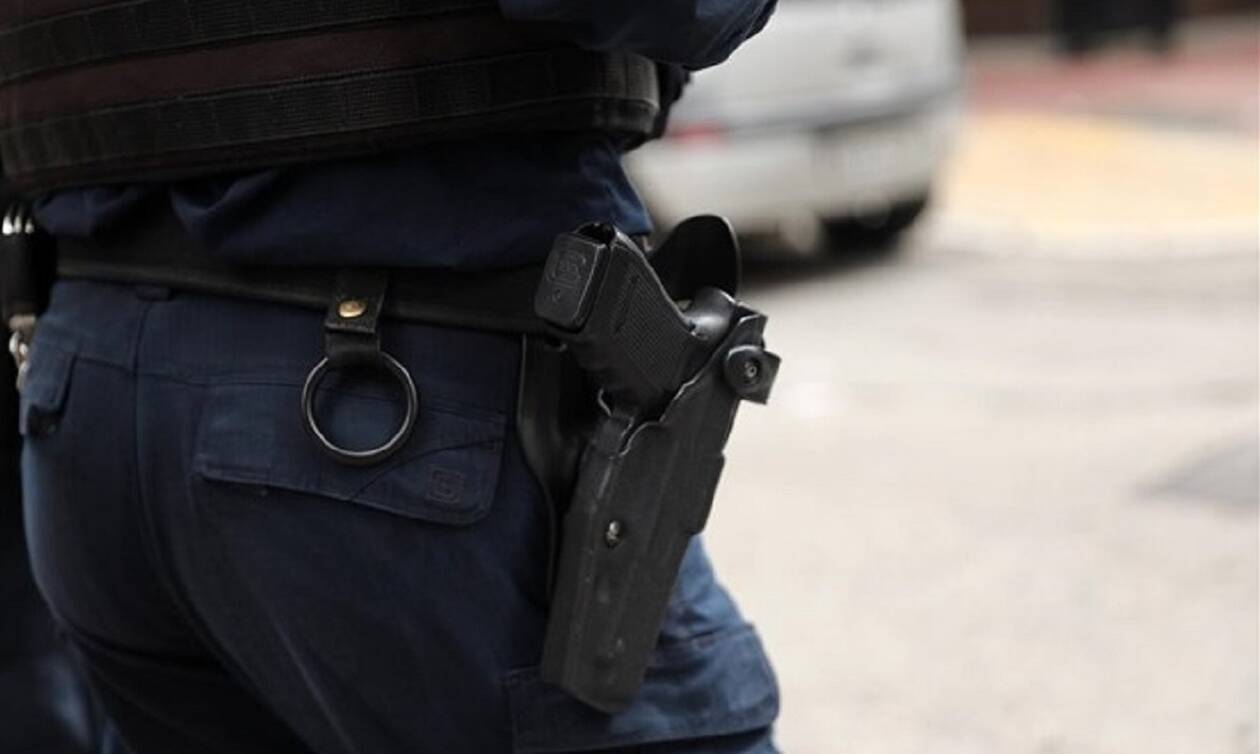 Θεσσαλονίκη: Αστυνομικός πήγε σε ζαχαροπλαστείο και ξέχασε το όπλο του!