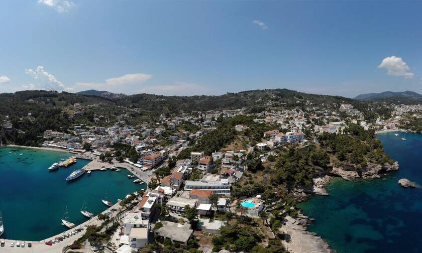 Έγκλημα στα Γλυκά Νερά: Ο δήμαρχος Αλοννήσου στο Newsbomb.gr για την επόμενη ημέρα στο νησί