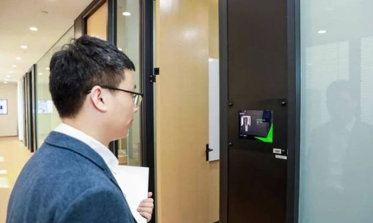 Εργαζόμενοι στην Κίνα μπαίνουν στα γραφεία μόνο αν χαμογελάσουν! (photos)