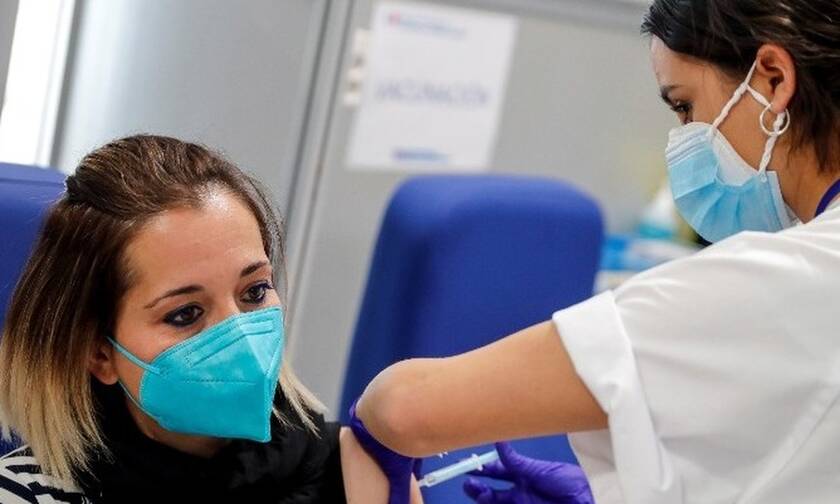 Κορονοϊός: Εμβολιασμένη με τουλάχιστον μια δόση η μισή Ισπανία