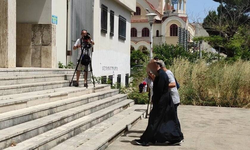 Στον Εισαγγελέα Αγρινίου ο ιερέας που συνελήφθη για βιασμό και παιδική πορνογραφία