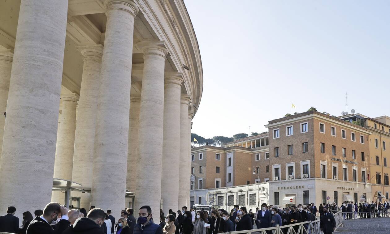 Βατικανό: Άνδρας με μαχαίρια απειλούσε τουρίστες κοντά στη Βασιλική του Αγίου Πέτρου