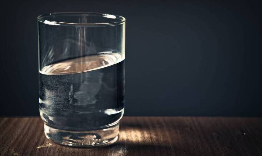 Γιατί πρέπει να πίνεις πάντα ένα ποτήρι νερό όταν ξυπνάς