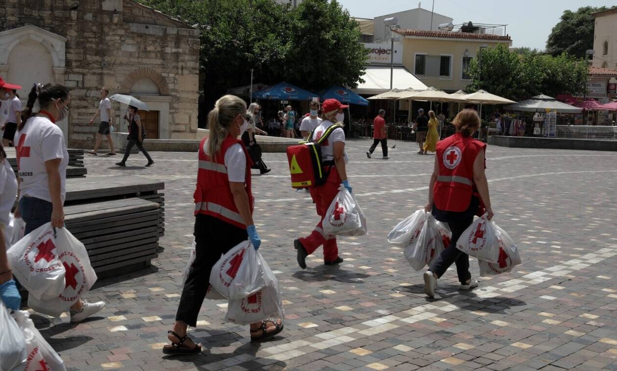 Καύσωνας: Ο Ελληνικός Ερυθρός Σταυρός οργανώνει νέα δράση στήριξης αστέγων