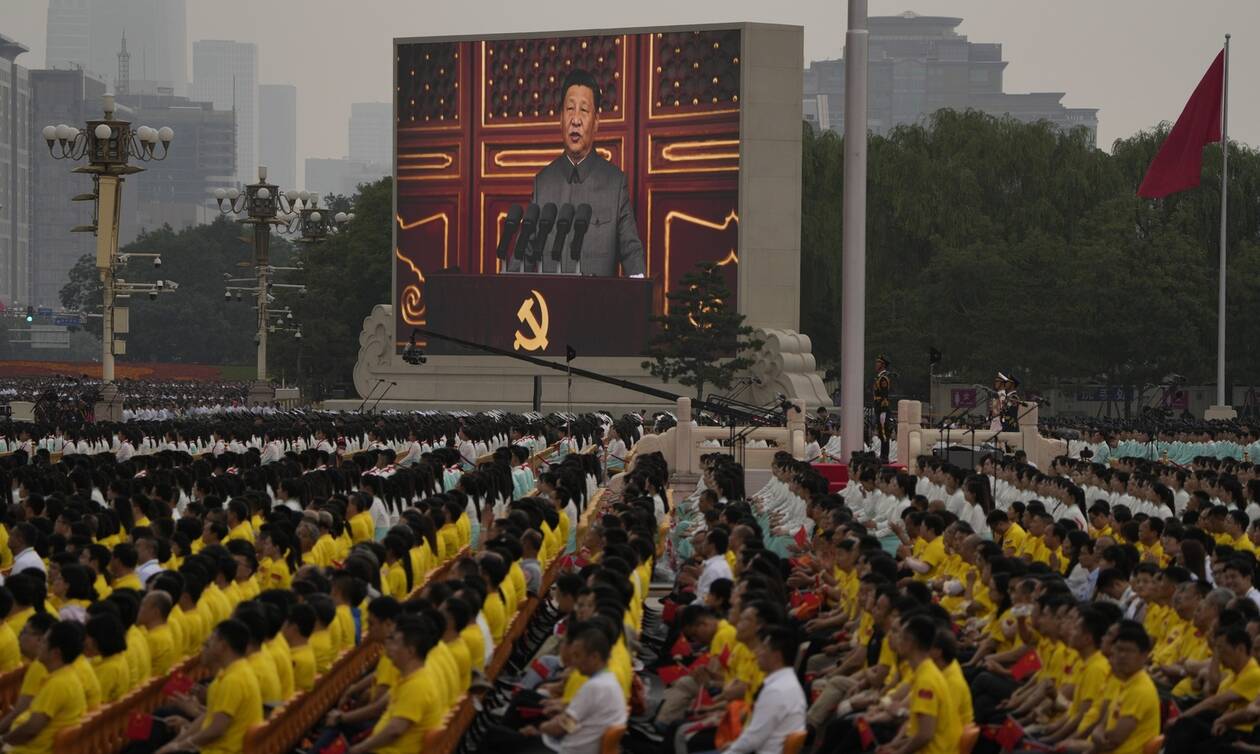Σι Τζινπίνγκ: Οι αντίπαλοι της Κίνας θα ματώσουν τα κεφάλια τους σε ένα «Μεγάλο Ατσάλινο Τείχος»