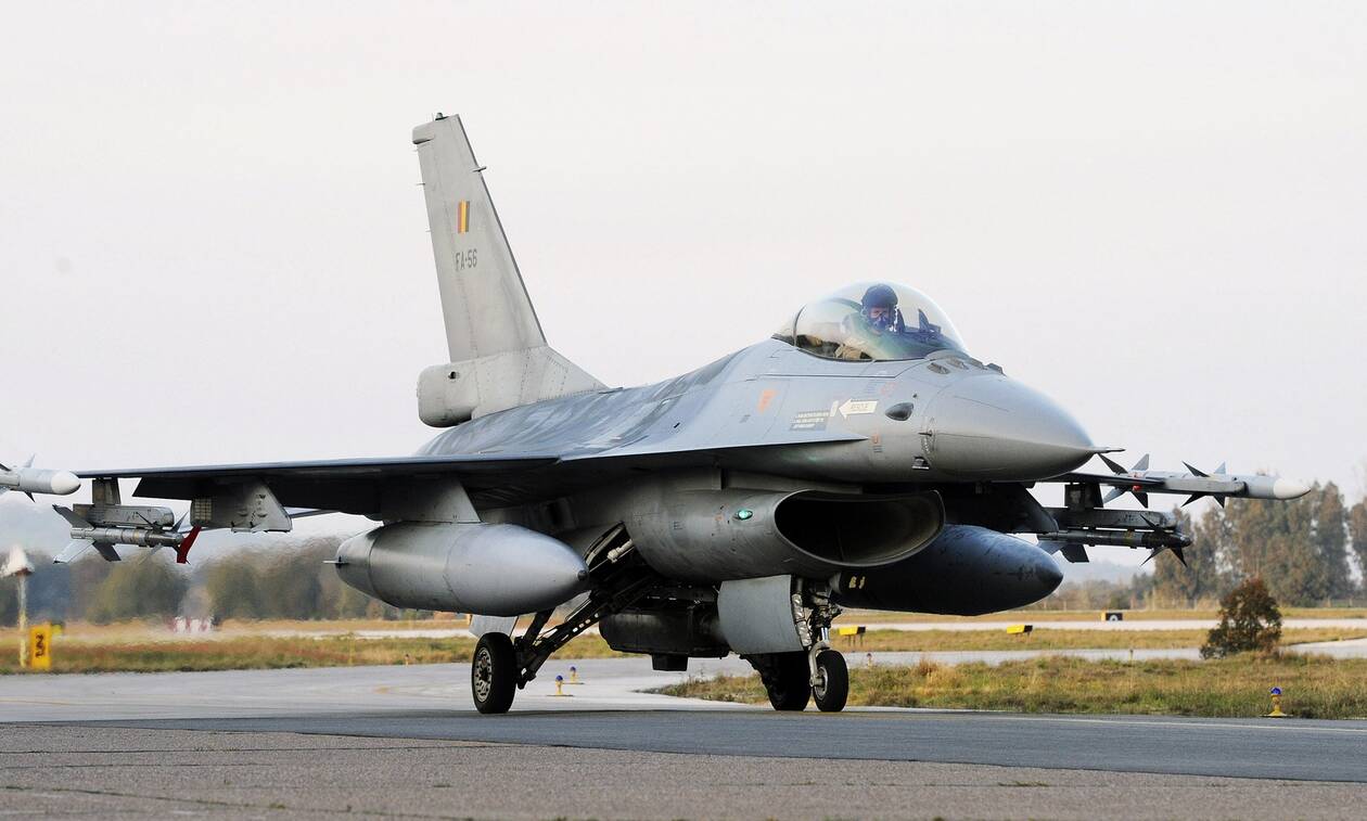 Μαχητικό F-16 του Βελγίου έπεσε πάνω σε κτήριο σε ολλανδική αεροπορική βάση