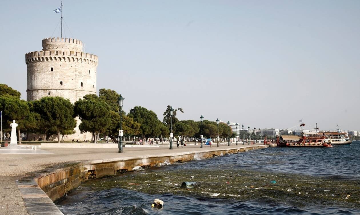 Θλιβερές εικόνες στη Θεσσαλονίκη: Γέμισε με σκουπίδια ο Θερμαϊκός