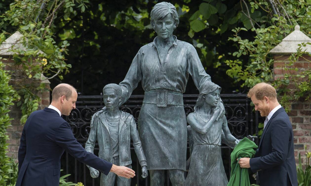 Βρετανία: «Γιατί μας δείχνετε την Τερέζα Μέι;» - Οι πρώτες αντιδράσεις για το άγαλμα της Νταϊάνα