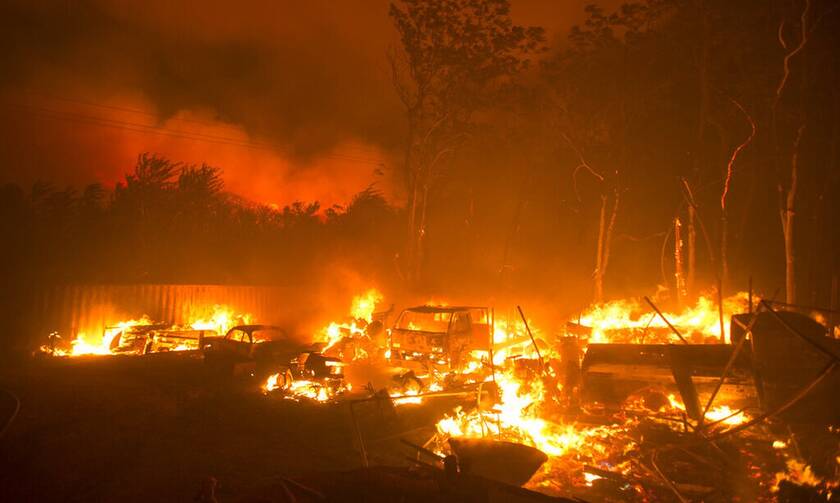 Καλιφόρνια: Μάχη με τις φλόγες δίνουν οι πυροσβέστες για να ελέγξουν τρεις μεγάλες δασικές πυρκαγιές